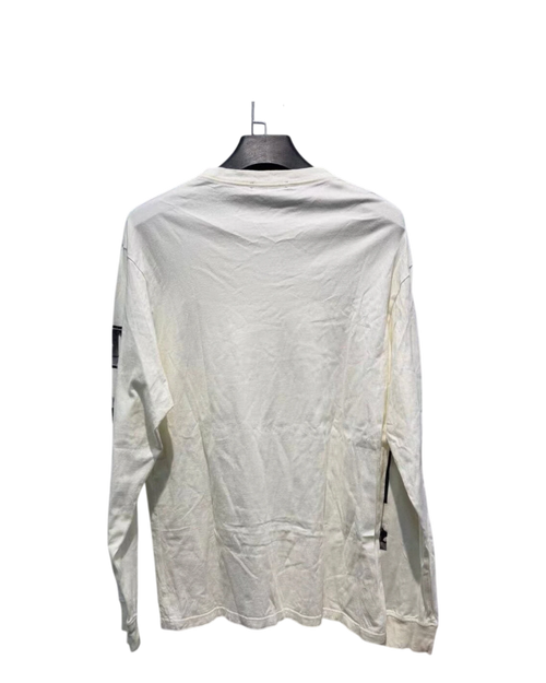 Vicious Archive Tag Longsleeve aus weißer Baumwolle mit Rundhalsausschnitt, Rückansicht auf einem Kleiderbügel