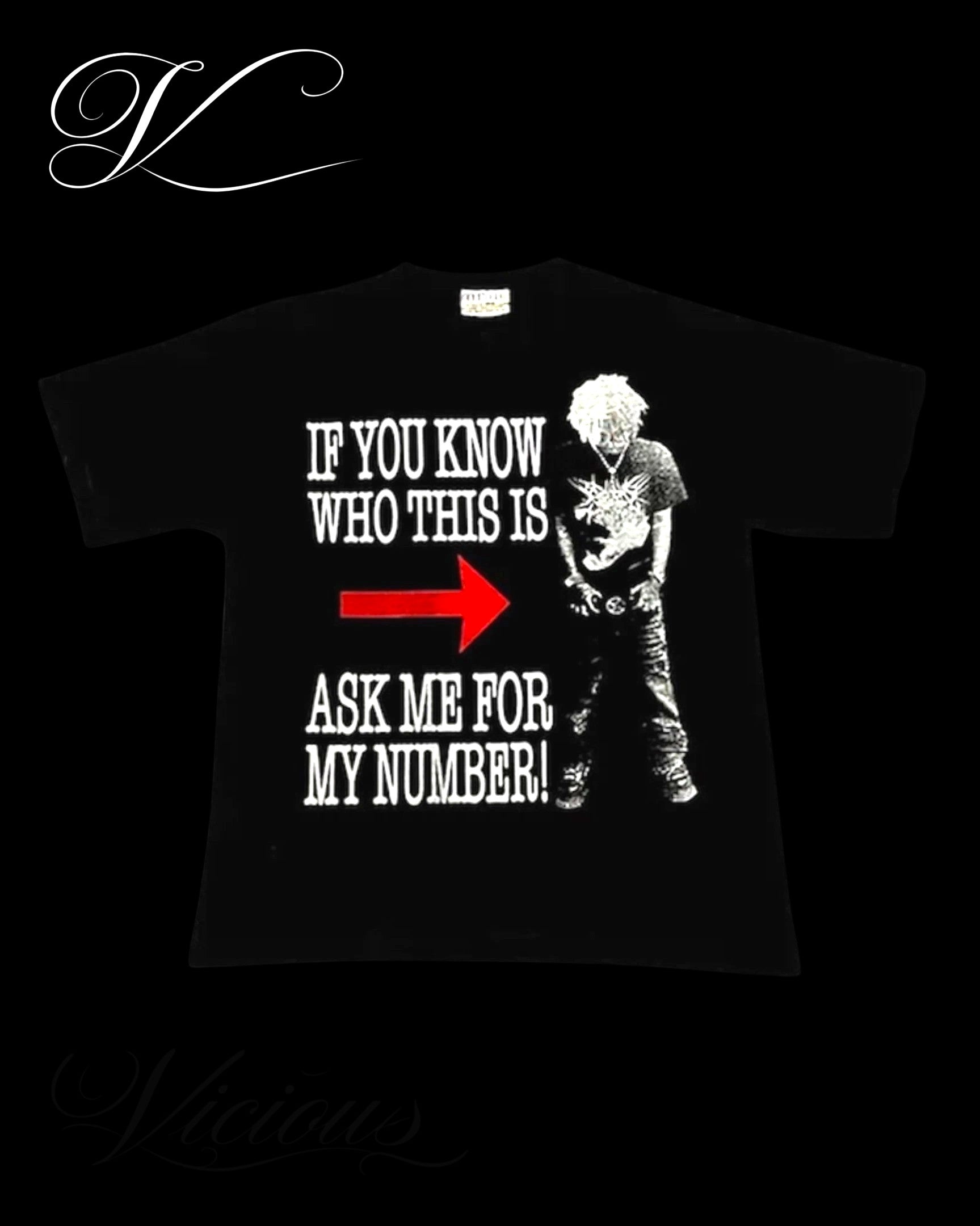 Schwarzes Vicious Ask Me T-Shirt aus 100% Baumwolle mit grafischem Print und rotem Pfeil auf der Vorderseite.
