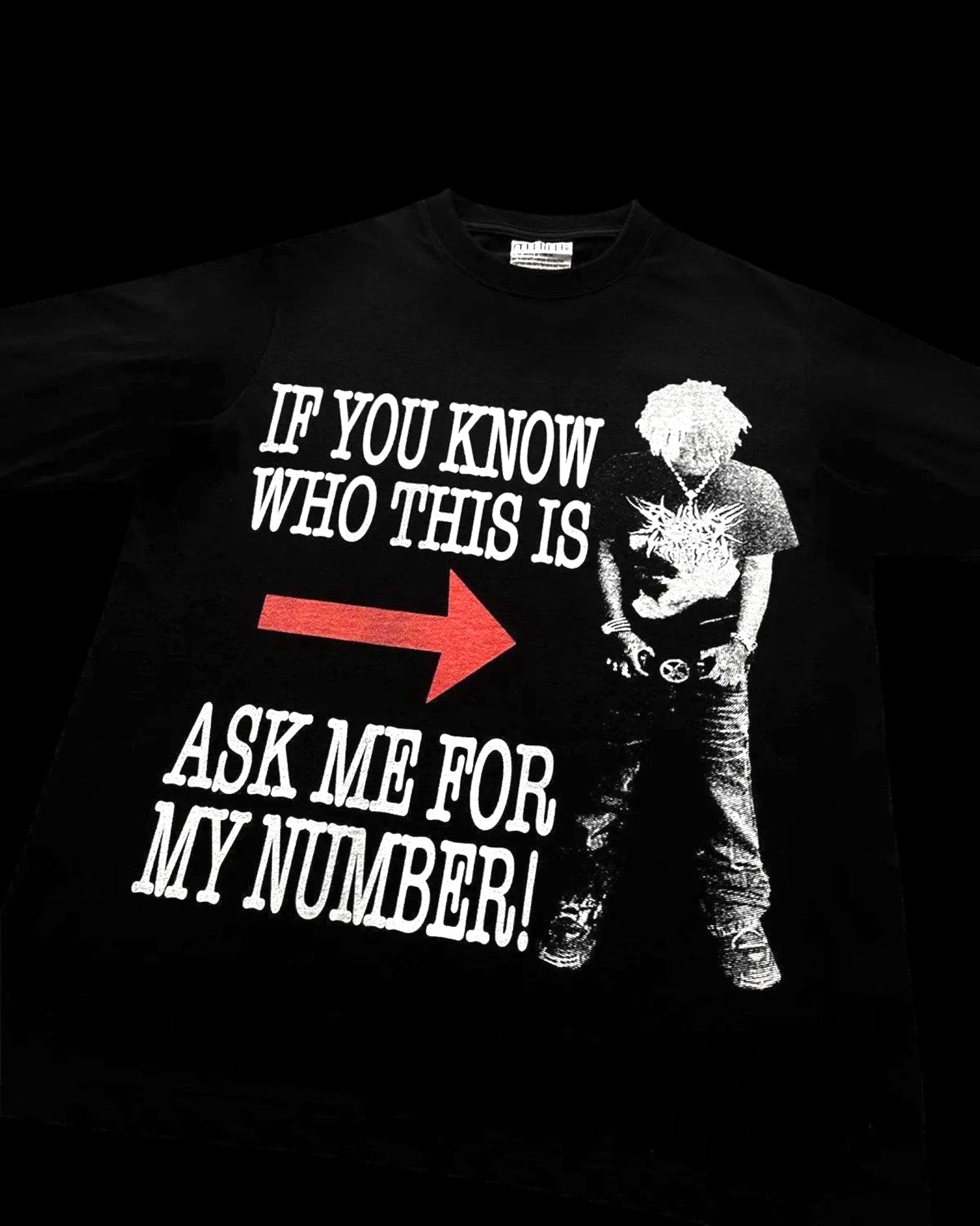 Vicious Ask Me Tee aus schwarzer Baumwolle mit weißem Grafikdruck und rotem Pfeil im Streetwear-Stil