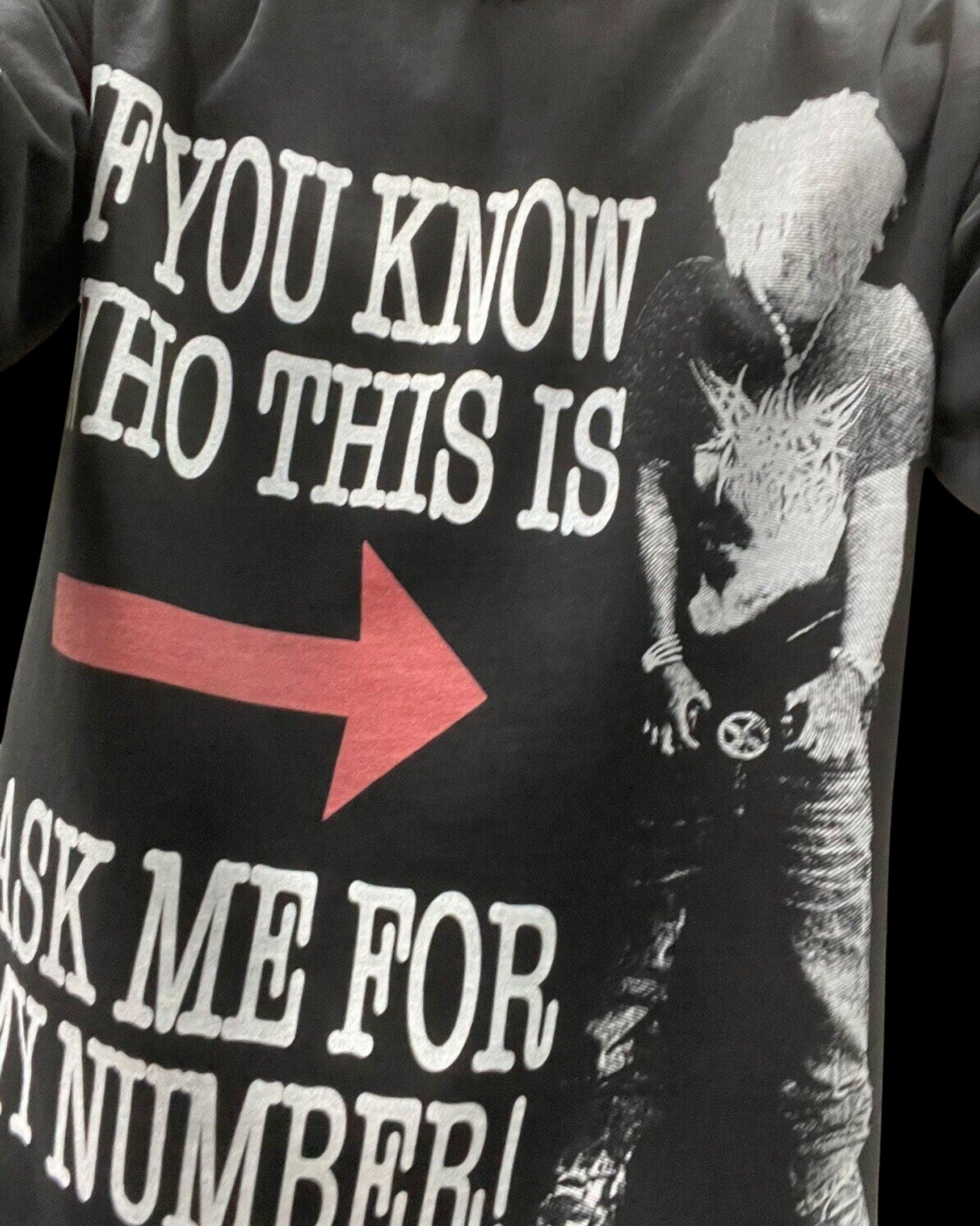 Vicious Ask Me Tee aus schwarzer Baumwolle mit weißem Grafik-Print und rotem Pfeil auf der Vorderseite.