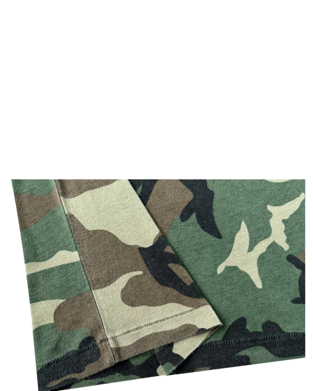 Vicious camo cropped longsleeve in 100% cotton with a vintage washed green camouflage pattern and stitched hem detail.