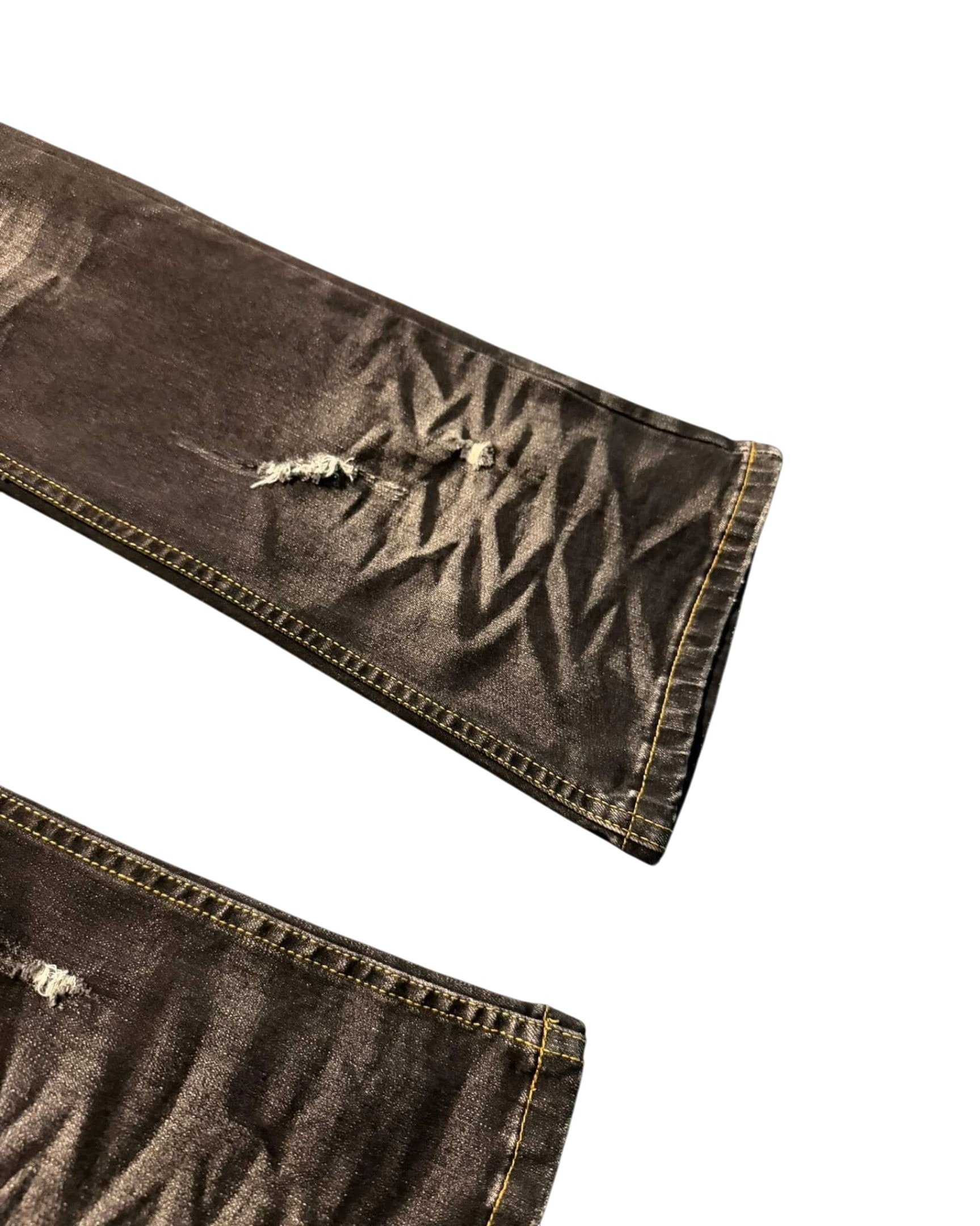 Vicious Cracked Jeans in dark stretch denim with distressed elements and whiskering details on the legs.