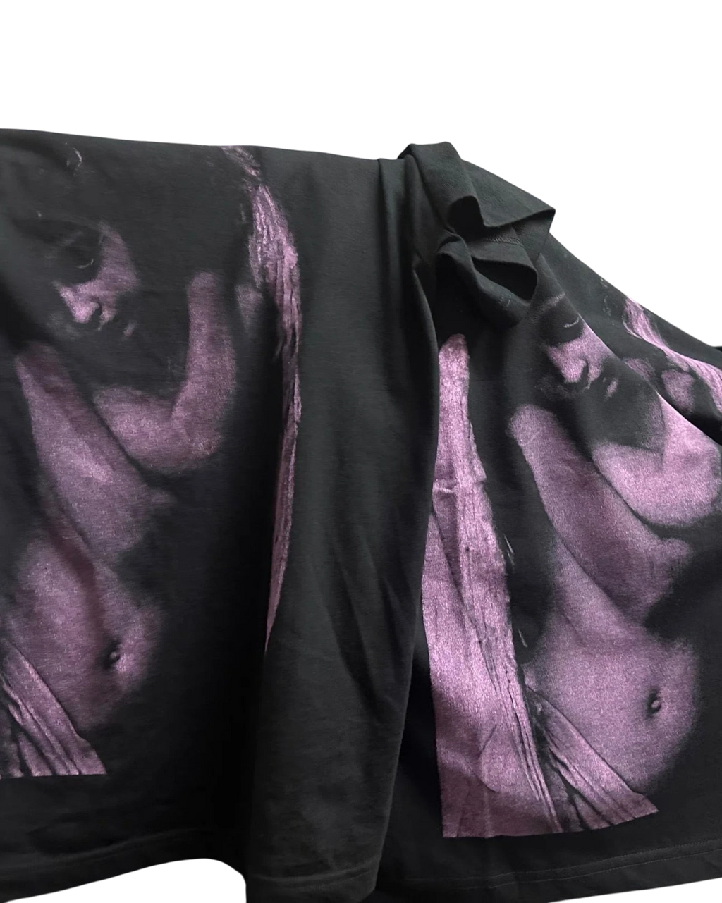 Vicious Fallen Angel T-Shirt aus schwarzer Baumwolle mit lila Grafik-Print auf der Vorderseite