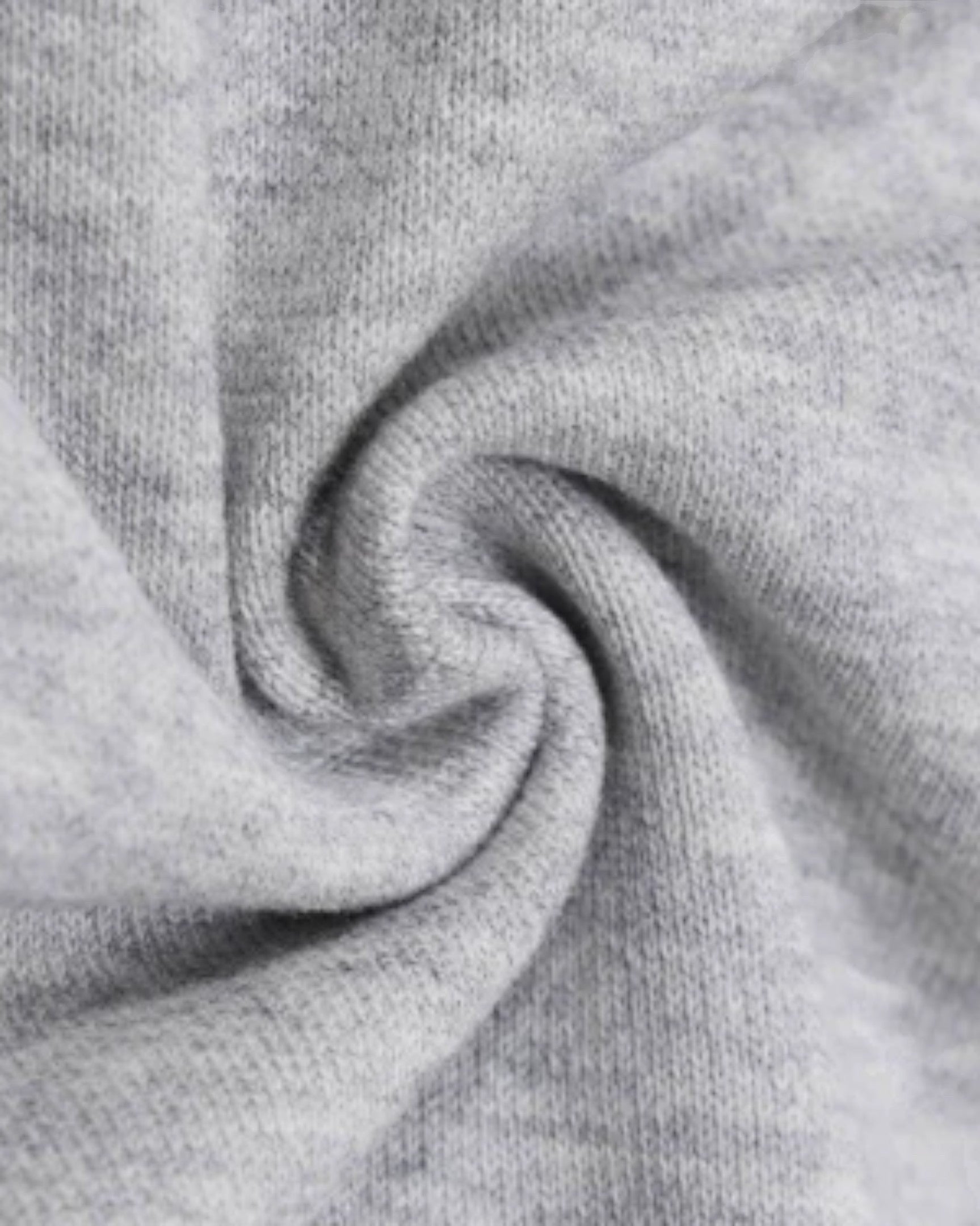Nahaufnahme des grauen 450gsm Heavy Cotton Stoffs des Vicious Liberty Hoodies mit weicher Textur