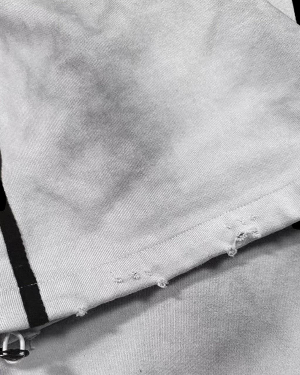 Vicious No. 29 Jogger in Bone-White aus 100% Baumwolle mit Distressed-Details und seitlichem Print