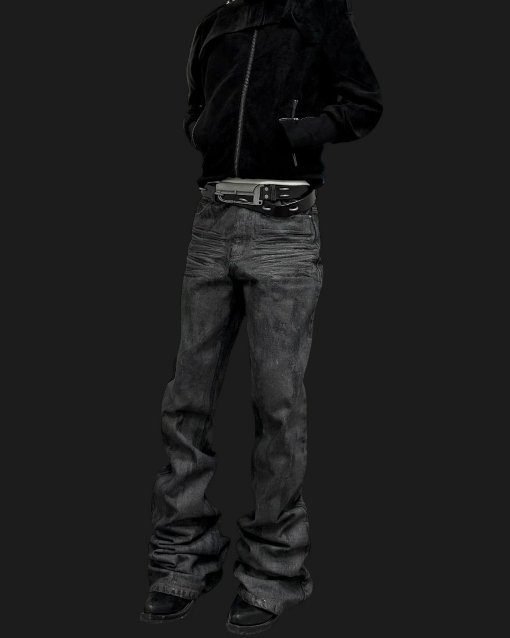 Vicious Onyx Wax Bootcut Hose in Schwarz mit gewachster Optik und ausgestelltem Beinverlauf an einem Model