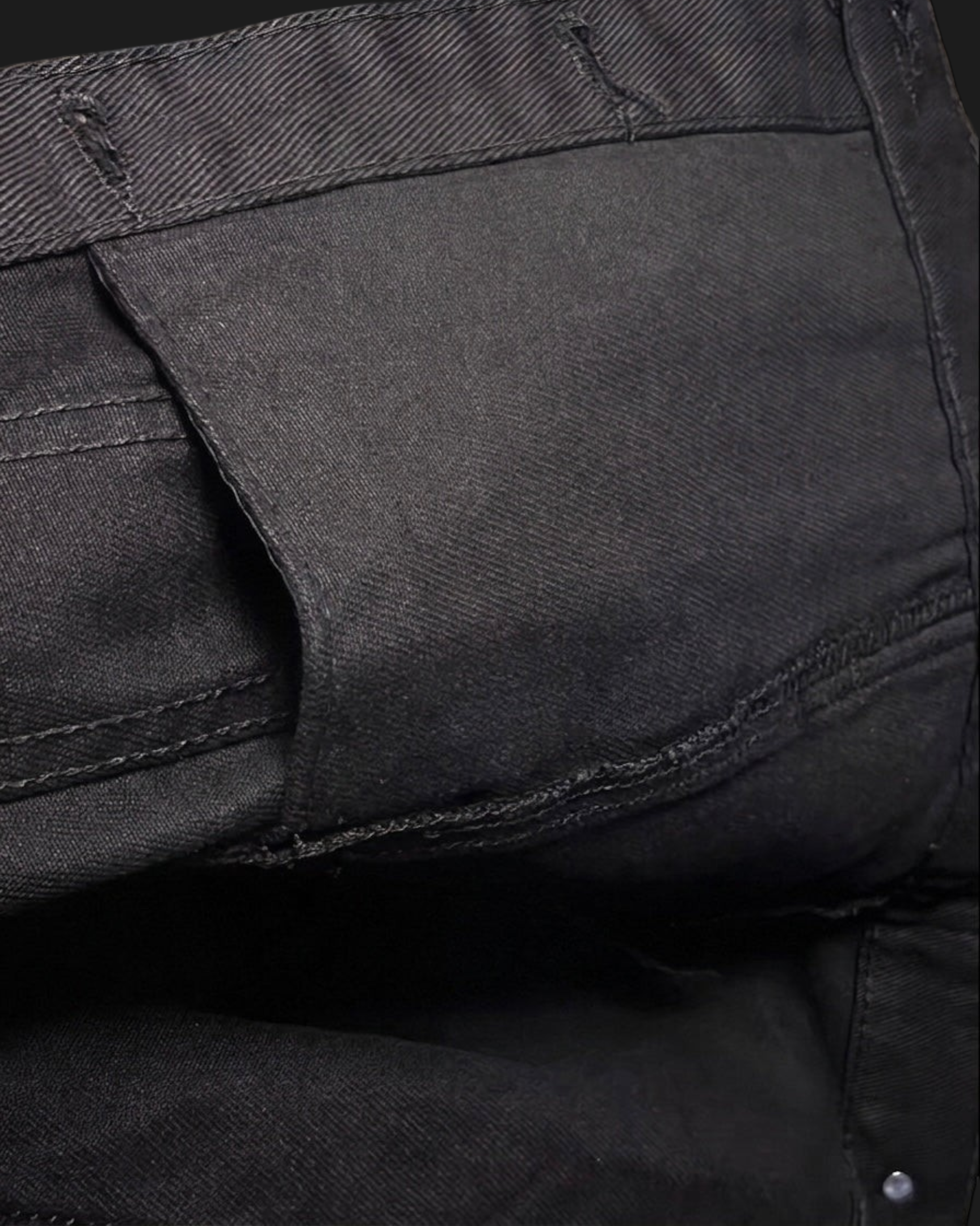 Vicious schwarze Denim-Jacke mit detaillierten Nähten und robuster Textur im Streetwear-Stil