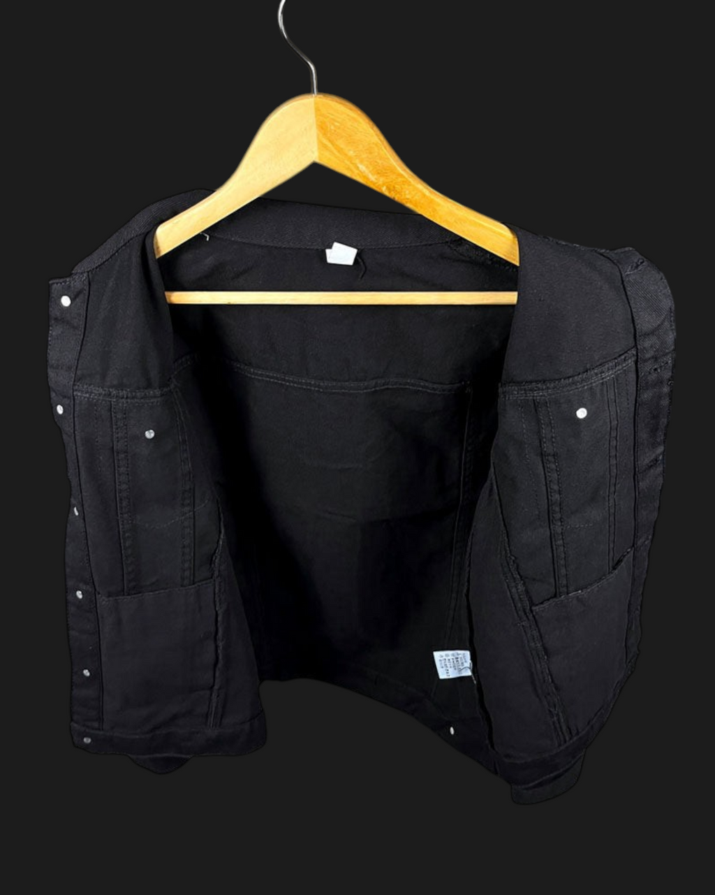Vicious schwarze Denim-Jacke im Slim-Fit-Design mit Streetwear-Look auf einem Holzkleiderbügel