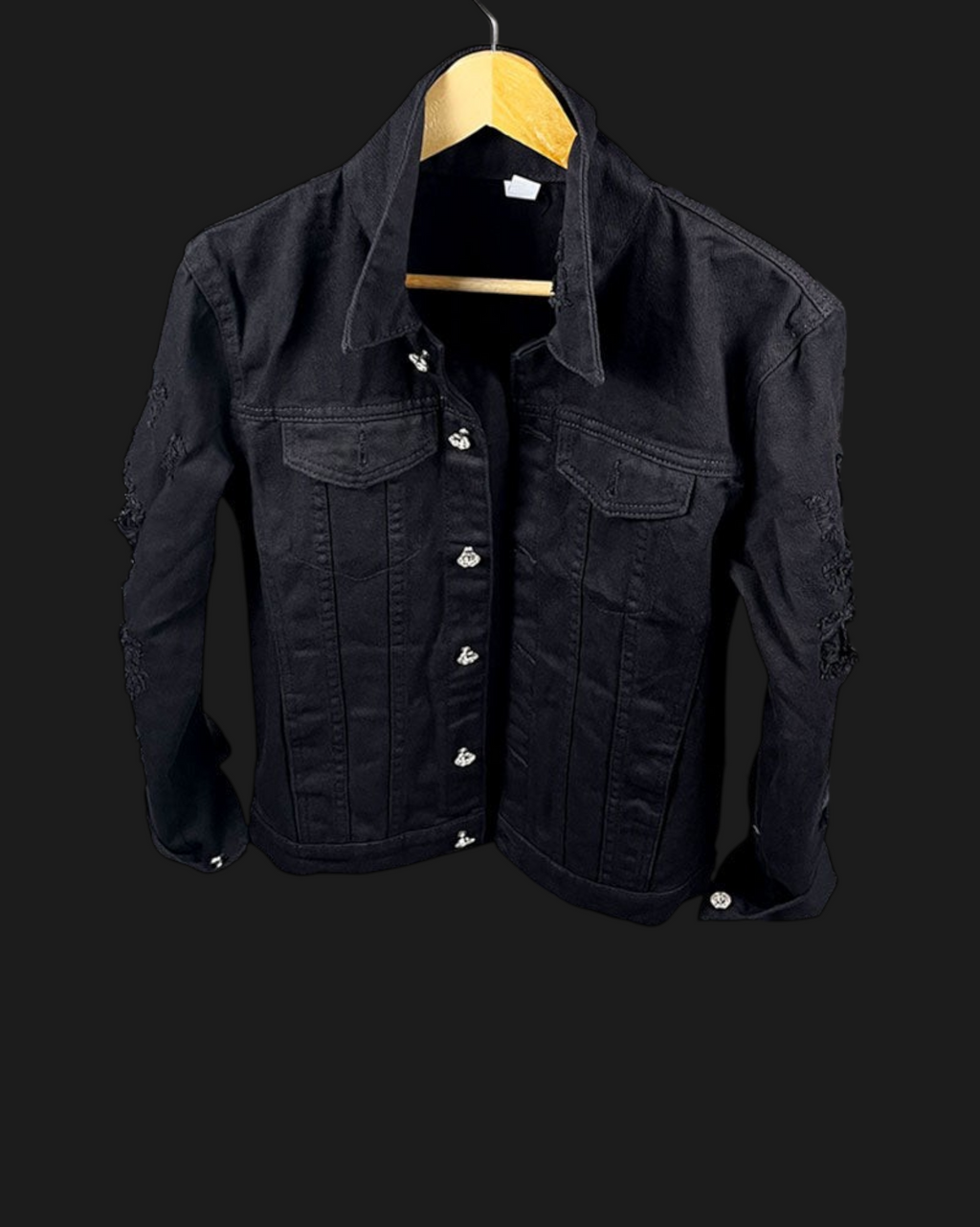Vicious schwarze Denim-Jacke im Slim-Fit mit Used-Look, Rissen und silbernen Knöpfen auf einem Holzkleiderbügel