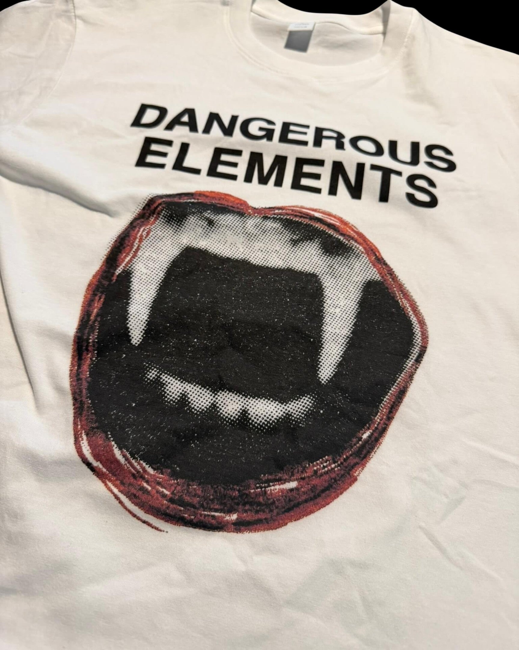 Vicious Vampire Tee aus weißer Baumwolle mit Dangerous Elements Schriftzug und Vampir-Mund-Grafik