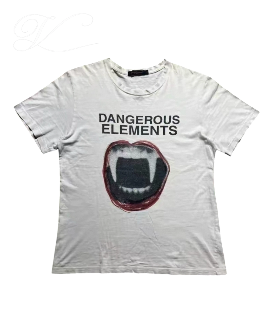 Vicious Vampire Tee aus weißer Baumwolle mit Dangerous Elements Schriftzug und Vampir-Mund-Grafik.