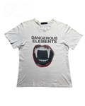 Vicious Vampire Tee aus weißer Baumwolle mit Dangerous Elements Schriftzug und Vampir-Mund-Grafik.