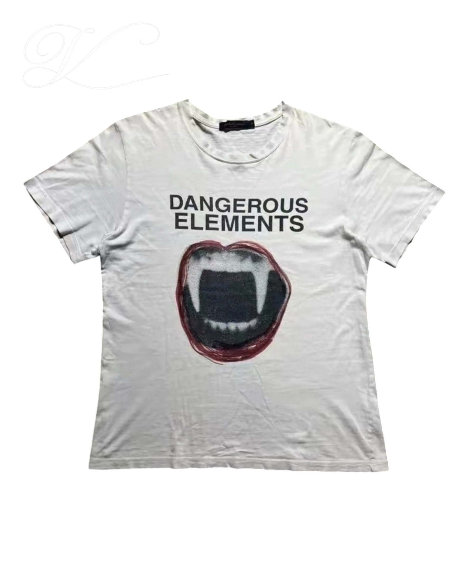 Vicious Vampire Tee aus weißer Baumwolle mit Dangerous Elements Schriftzug und Vampir-Mund-Grafik.