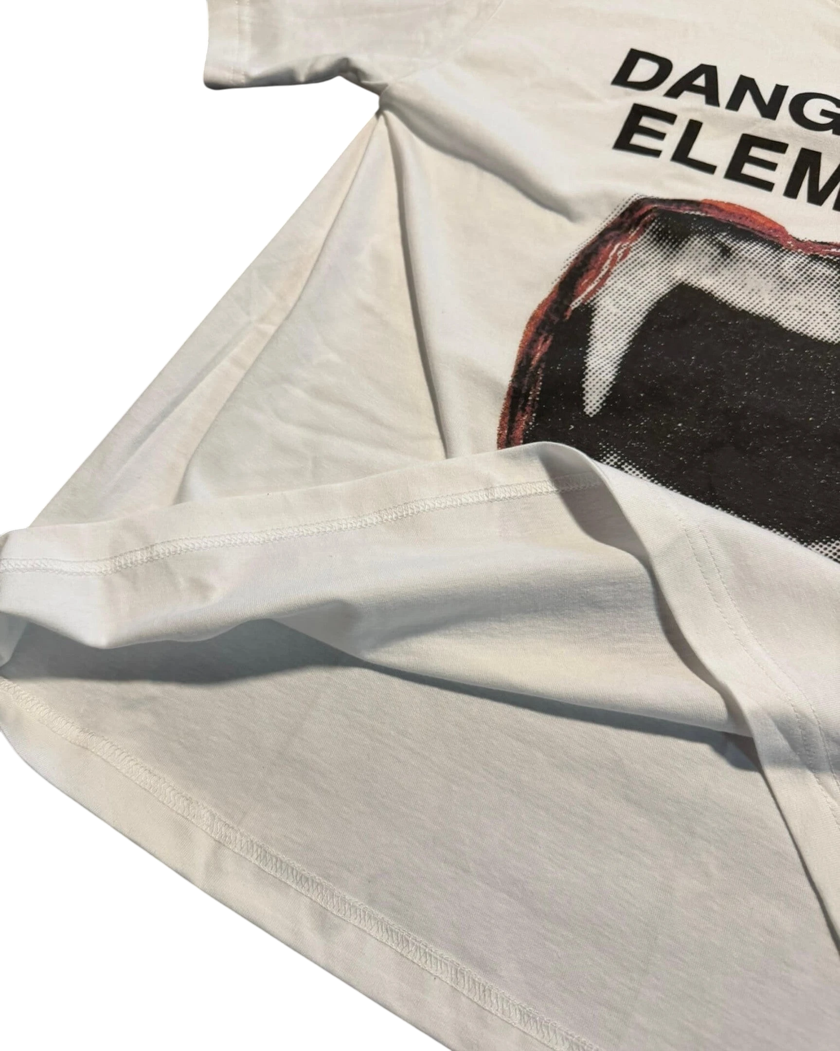 Vicious Vampire Tee aus weißer Baumwolle mit Dangerous Elements Grafik und Vampir-Mund-Print